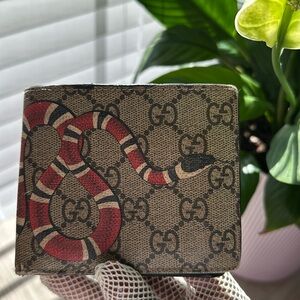 Gucci supreme Kingsnake print Bifold wallet 🐍 ❤️🖤